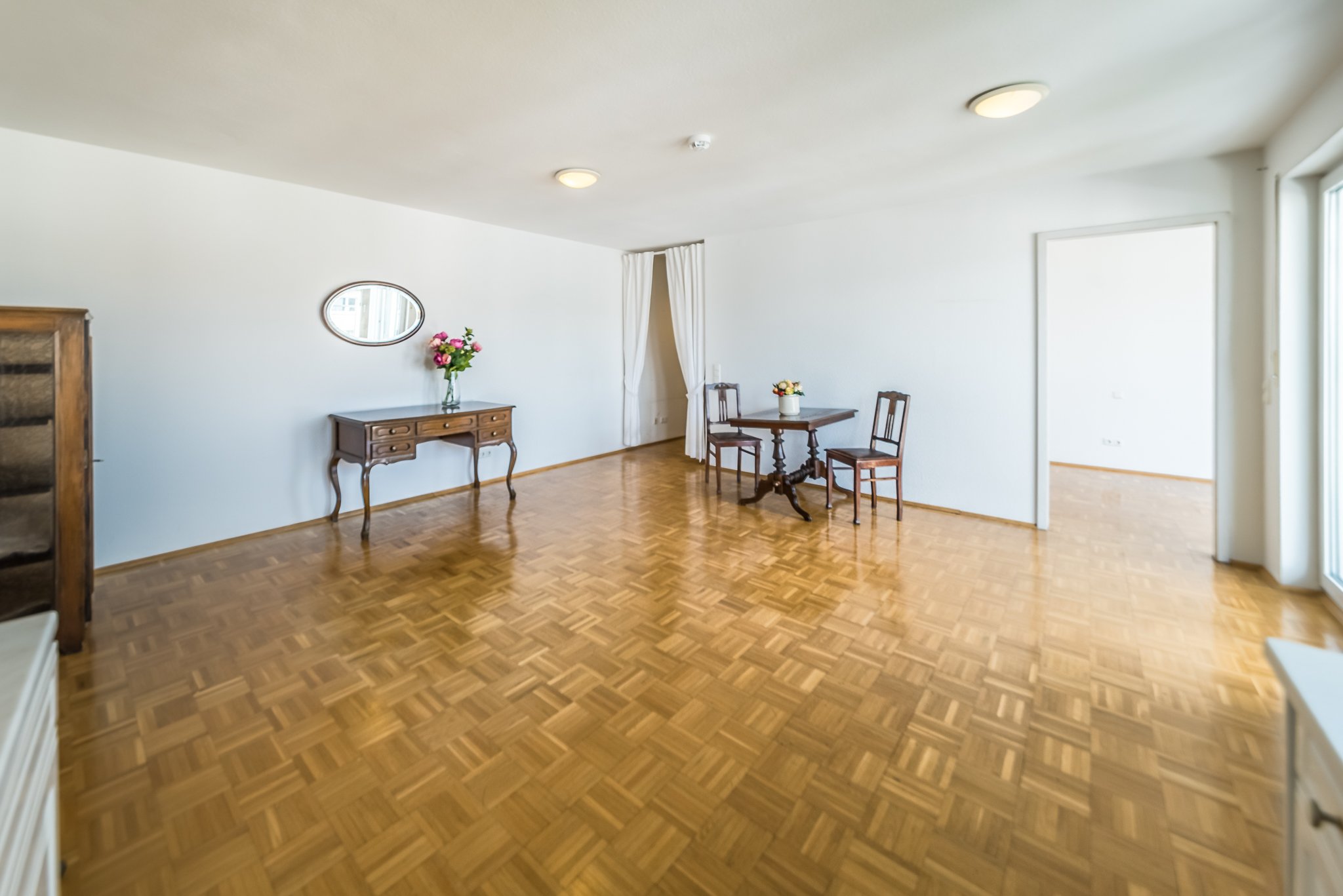 Nordend/Bornheim: schöne 2 Zimmer-Wohnung mit großem West-Balkon, TG-Stellplatz und Lift