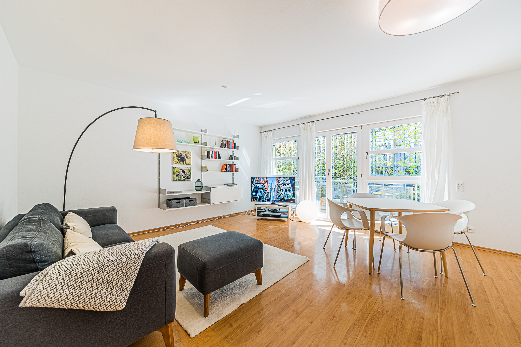 Westend-Süd: Wunderschöne, sanierte 2-Zi.-Wohnung mit Lift, TG-Stellplatz und Balkon